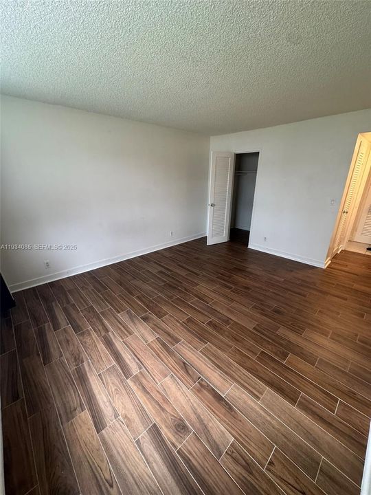 For Rent: $1,900 (1 beds, 1 baths, 876 Square Feet)
