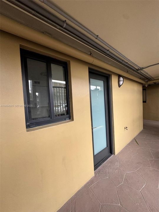 For Rent: $1,900 (1 beds, 1 baths, 876 Square Feet)