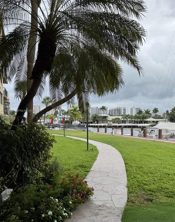 For Rent: $1,900 (1 beds, 1 baths, 876 Square Feet)