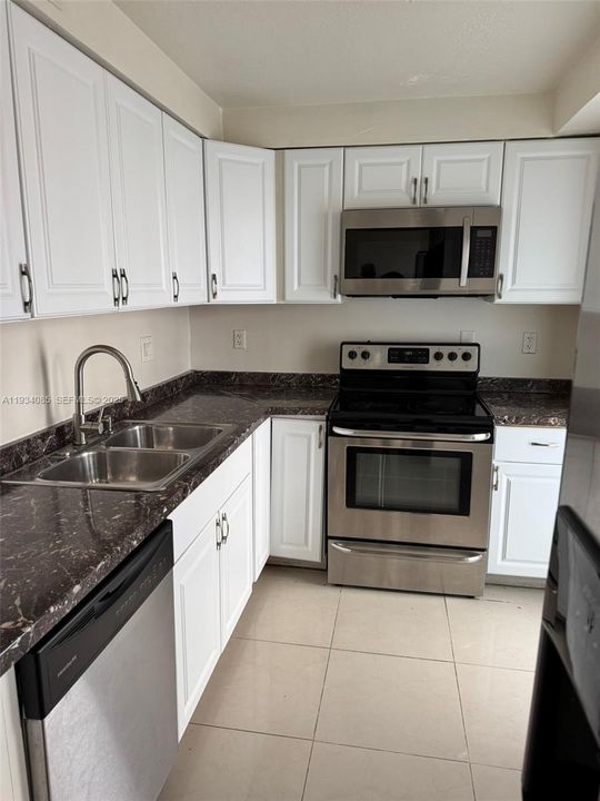 For Rent: $1,900 (1 beds, 1 baths, 876 Square Feet)