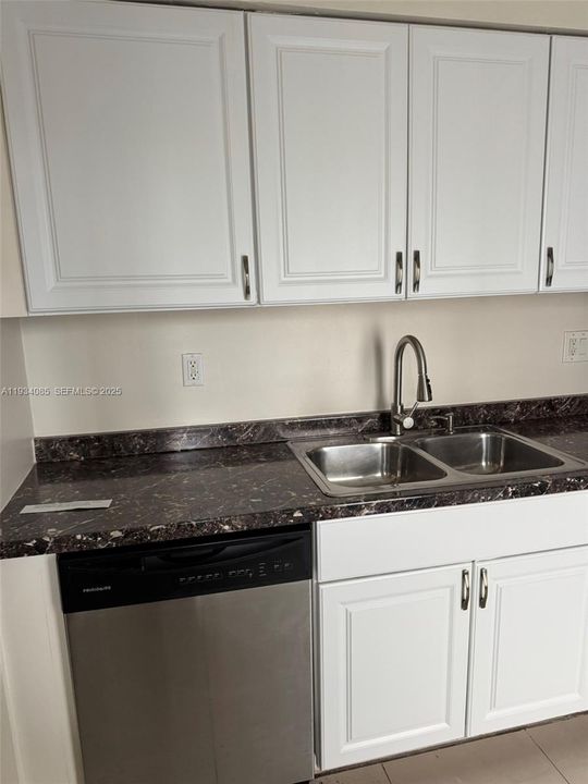 For Rent: $1,900 (1 beds, 1 baths, 876 Square Feet)