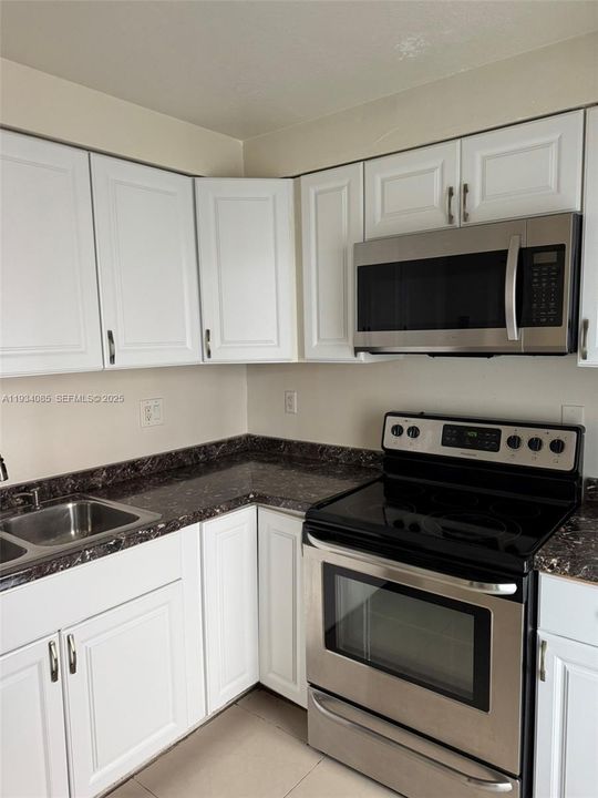 For Rent: $1,900 (1 beds, 1 baths, 876 Square Feet)