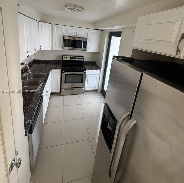 For Rent: $1,900 (1 beds, 1 baths, 876 Square Feet)