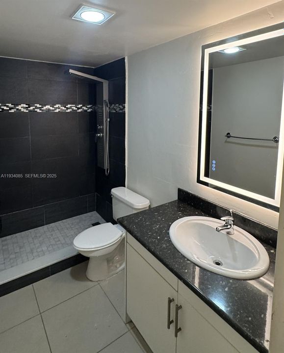 For Rent: $1,900 (1 beds, 1 baths, 876 Square Feet)