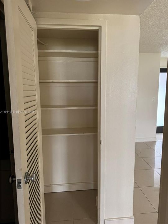 For Rent: $1,900 (1 beds, 1 baths, 876 Square Feet)