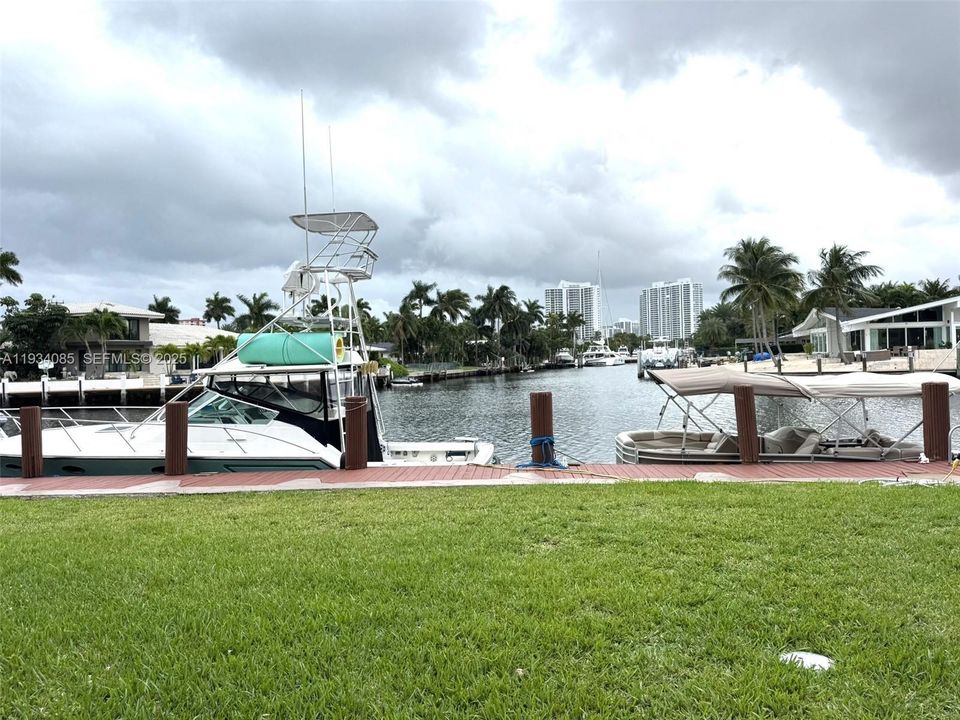 For Rent: $1,900 (1 beds, 1 baths, 876 Square Feet)