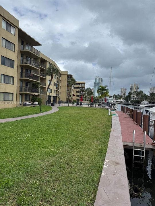 For Rent: $1,900 (1 beds, 1 baths, 876 Square Feet)