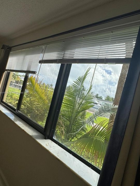 For Rent: $1,900 (1 beds, 1 baths, 876 Square Feet)