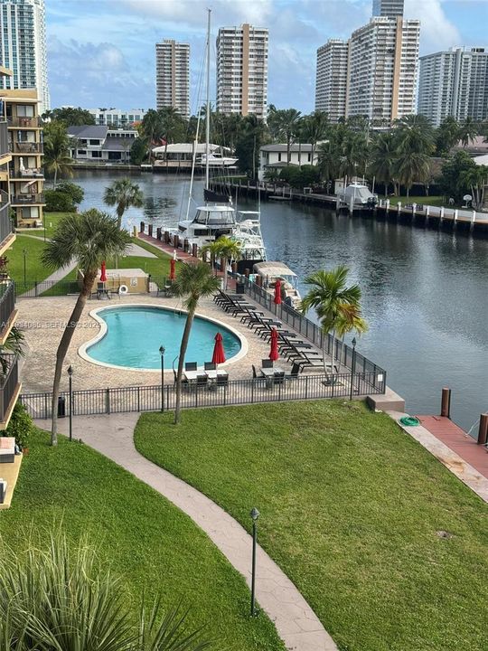 For Rent: $1,900 (1 beds, 1 baths, 876 Square Feet)