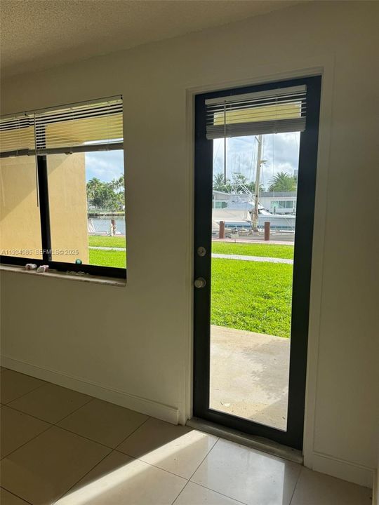 For Rent: $1,900 (1 beds, 1 baths, 876 Square Feet)