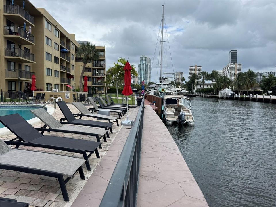 For Rent: $1,900 (1 beds, 1 baths, 876 Square Feet)