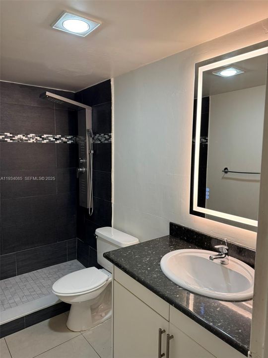 For Rent: $1,900 (1 beds, 1 baths, 876 Square Feet)