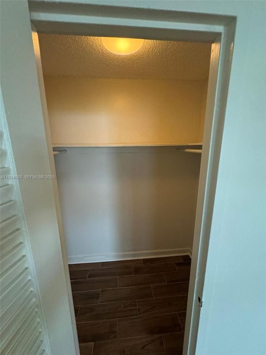 For Rent: $1,900 (1 beds, 1 baths, 876 Square Feet)