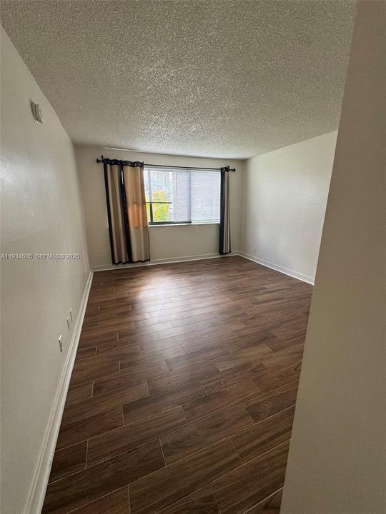 For Rent: $1,900 (1 beds, 1 baths, 876 Square Feet)