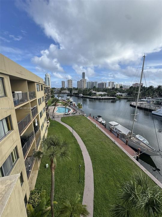 For Rent: $1,900 (1 beds, 1 baths, 876 Square Feet)