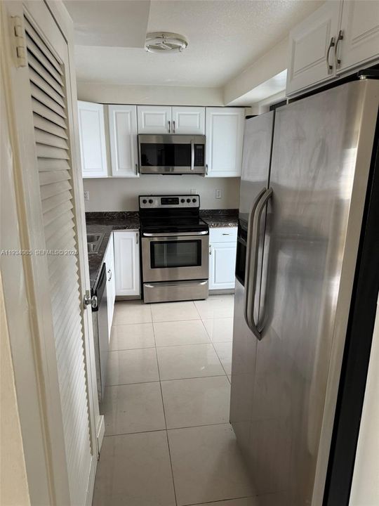 For Rent: $1,900 (1 beds, 1 baths, 876 Square Feet)