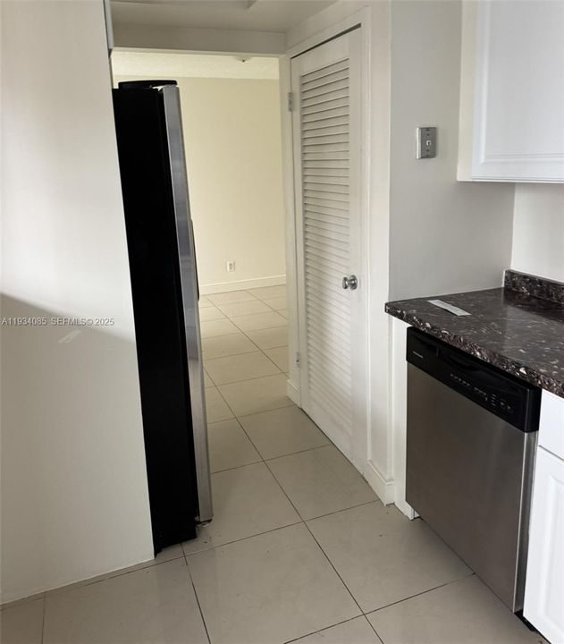 For Rent: $1,900 (1 beds, 1 baths, 876 Square Feet)