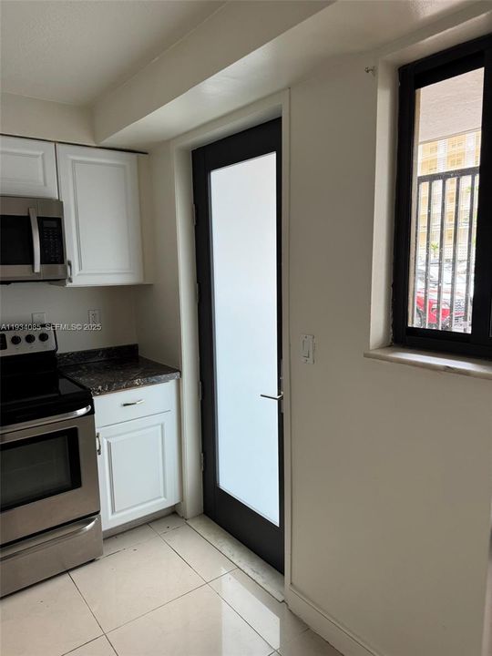 For Rent: $1,900 (1 beds, 1 baths, 876 Square Feet)