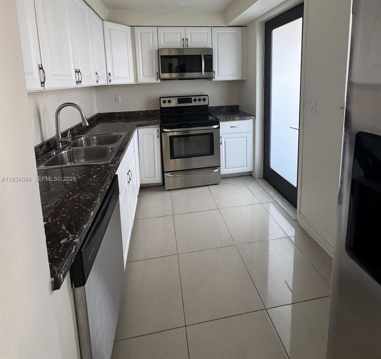 For Rent: $1,900 (1 beds, 1 baths, 876 Square Feet)