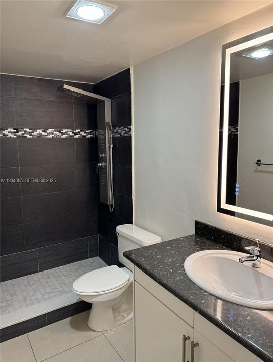 For Rent: $1,900 (1 beds, 1 baths, 876 Square Feet)