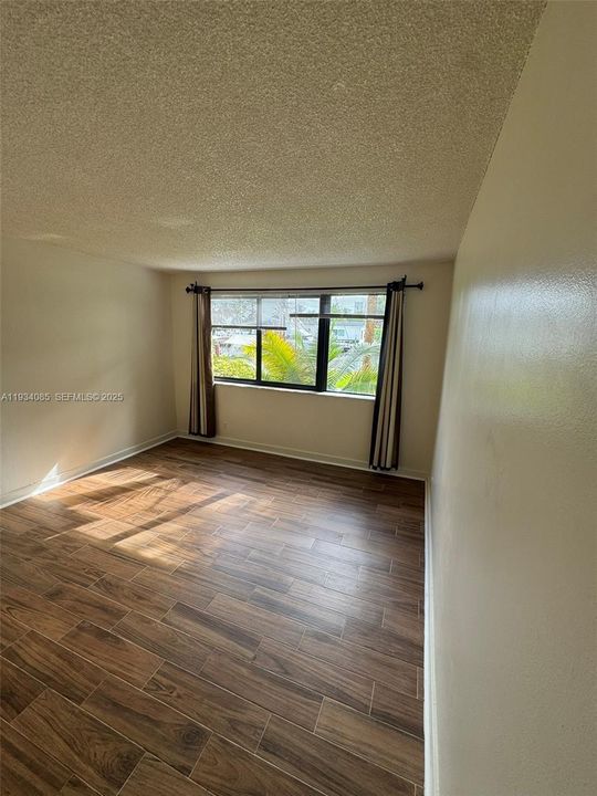 For Rent: $1,900 (1 beds, 1 baths, 876 Square Feet)
