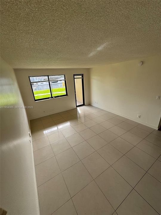 For Rent: $1,900 (1 beds, 1 baths, 876 Square Feet)