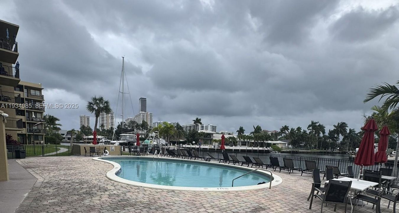 For Rent: $1,900 (1 beds, 1 baths, 876 Square Feet)