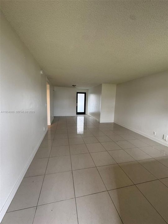 For Rent: $1,900 (1 beds, 1 baths, 876 Square Feet)
