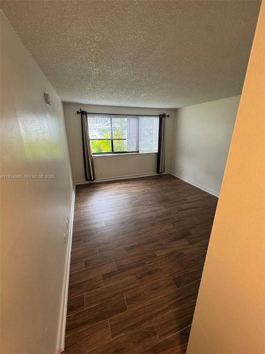 For Rent: $1,900 (1 beds, 1 baths, 876 Square Feet)