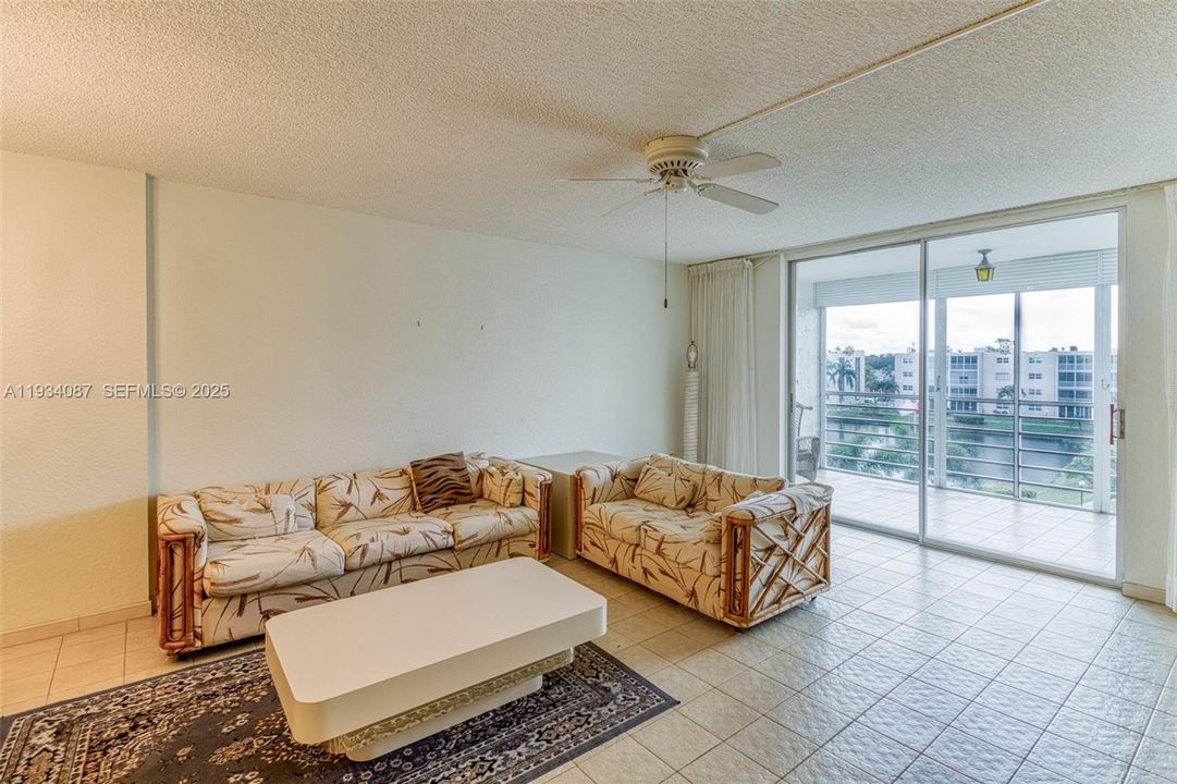 For Sale: $165,000 (2 beds, 2 baths, 1144 Square Feet)