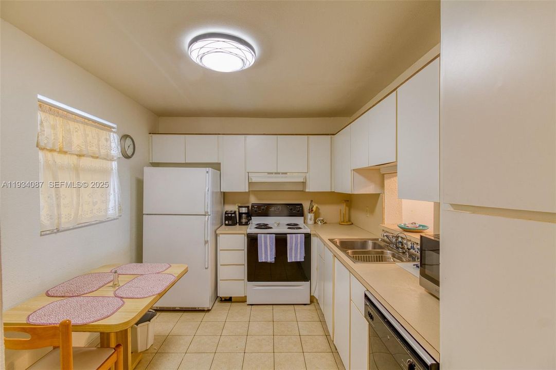 For Sale: $165,000 (2 beds, 2 baths, 1144 Square Feet)