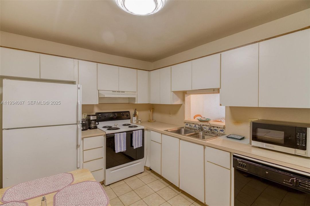 For Sale: $165,000 (2 beds, 2 baths, 1144 Square Feet)