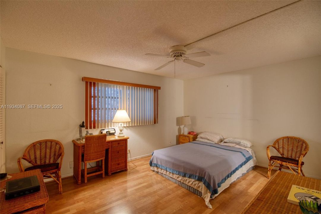 For Sale: $165,000 (2 beds, 2 baths, 1144 Square Feet)