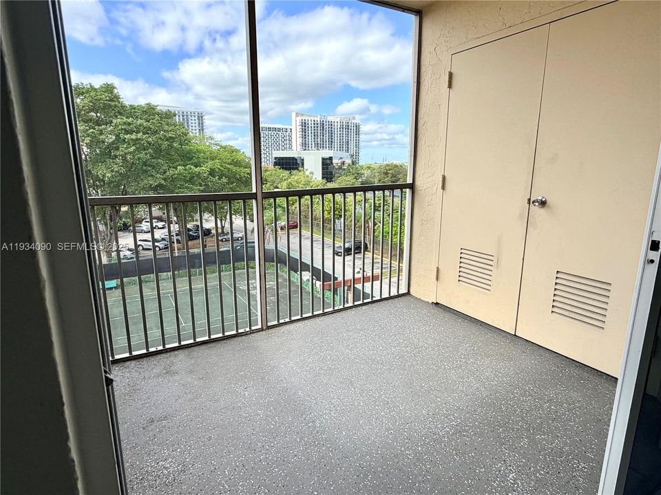 Big, screened balcony