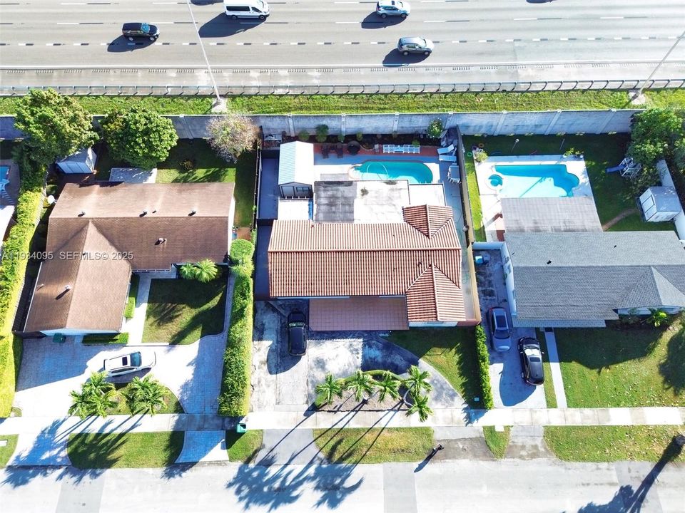 En Venta: $1,100,000 (5 camas, 4 baños, 2047 Pies cuadrados)