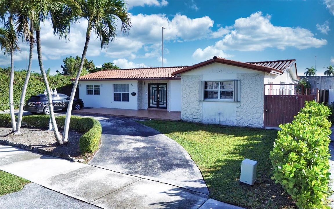 En Venta: $1,100,000 (5 camas, 4 baños, 2047 Pies cuadrados)