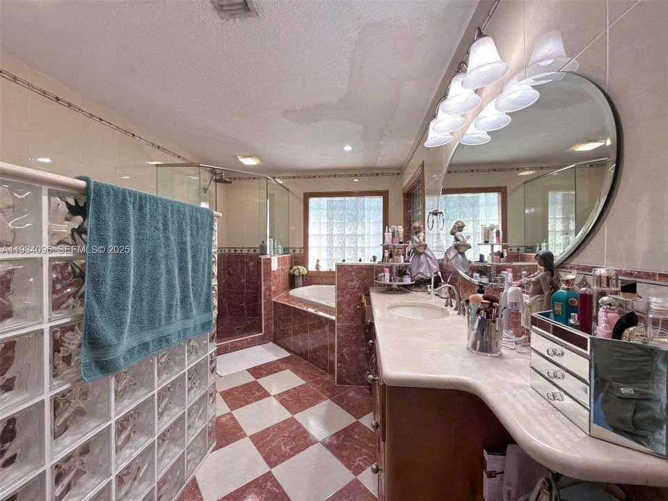 En Venta: $1,100,000 (5 camas, 4 baños, 2047 Pies cuadrados)