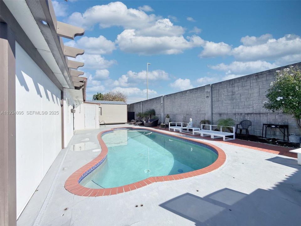 En Venta: $1,100,000 (5 camas, 4 baños, 2047 Pies cuadrados)