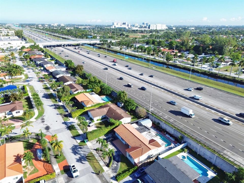 En Venta: $1,100,000 (5 camas, 4 baños, 2047 Pies cuadrados)