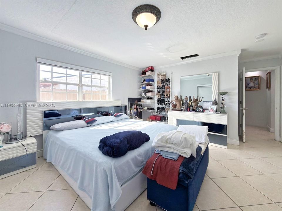 En Venta: $1,100,000 (5 camas, 4 baños, 2047 Pies cuadrados)