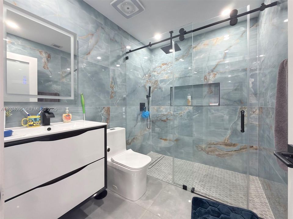 En Venta: $1,100,000 (5 camas, 4 baños, 2047 Pies cuadrados)