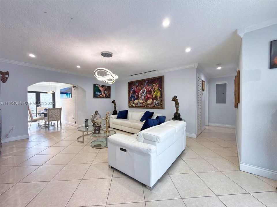 En Venta: $1,100,000 (5 camas, 4 baños, 2047 Pies cuadrados)