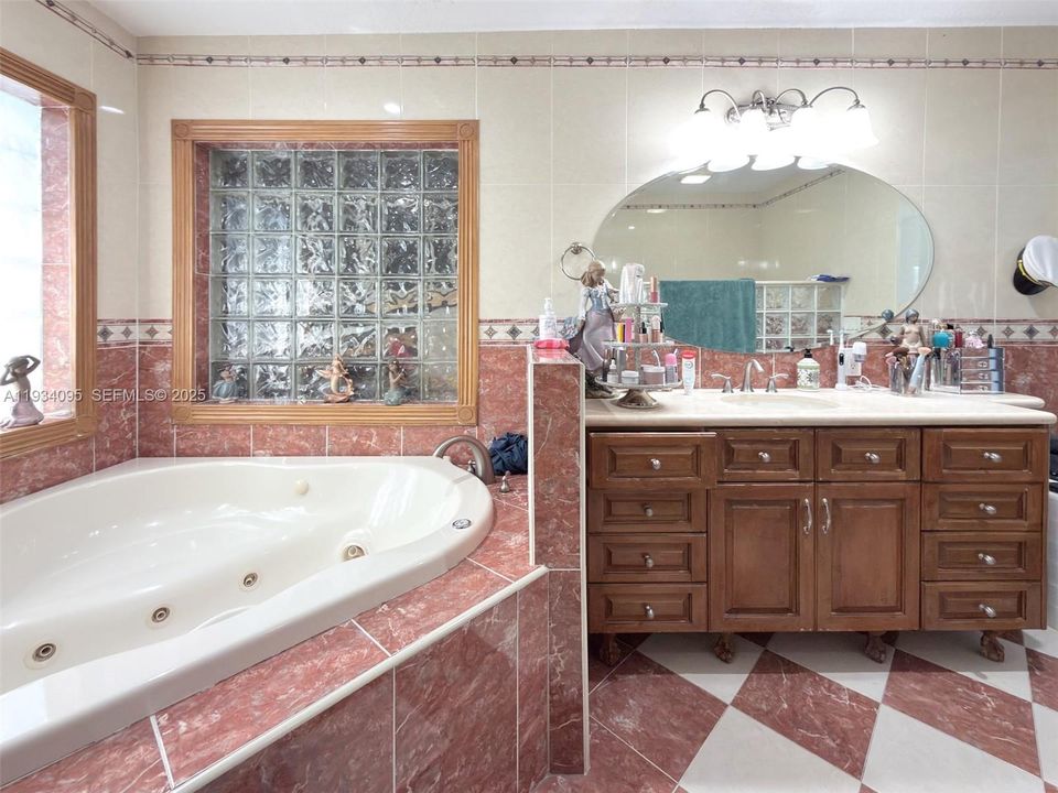 En Venta: $1,100,000 (5 camas, 4 baños, 2047 Pies cuadrados)