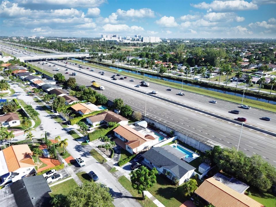 En Venta: $1,100,000 (5 camas, 4 baños, 2047 Pies cuadrados)