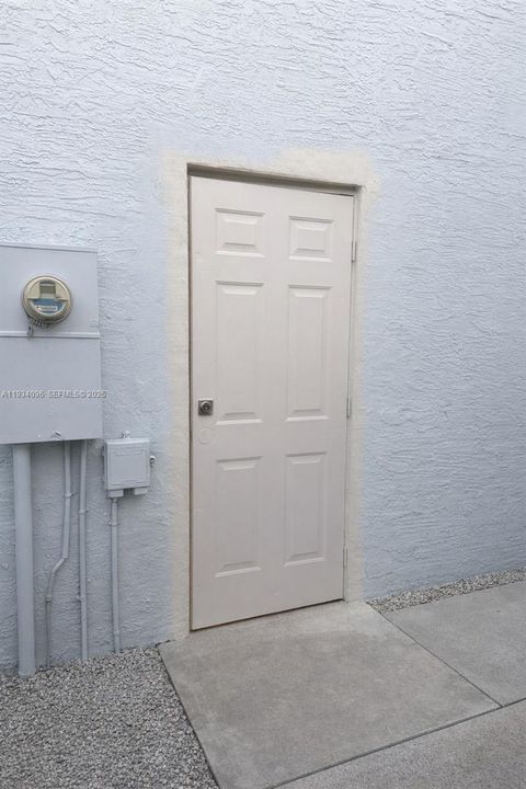 出租: $1,500 (0 贝兹, 1 浴室, 2582 平方英尺)