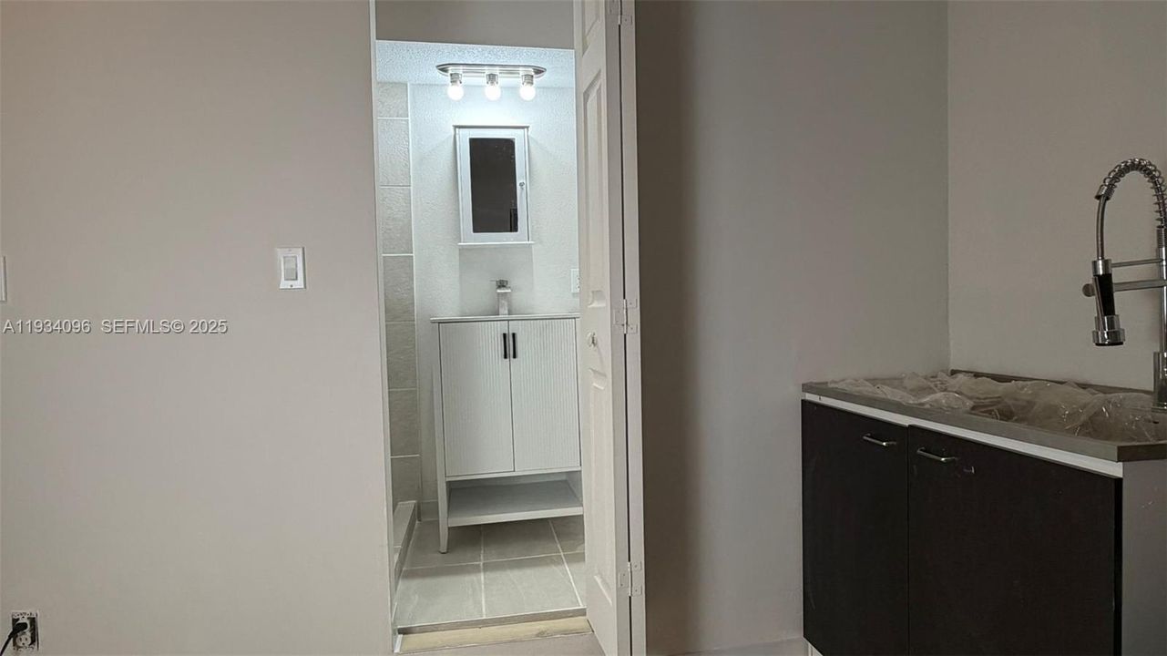 出租: $1,500 (0 贝兹, 1 浴室, 2582 平方英尺)