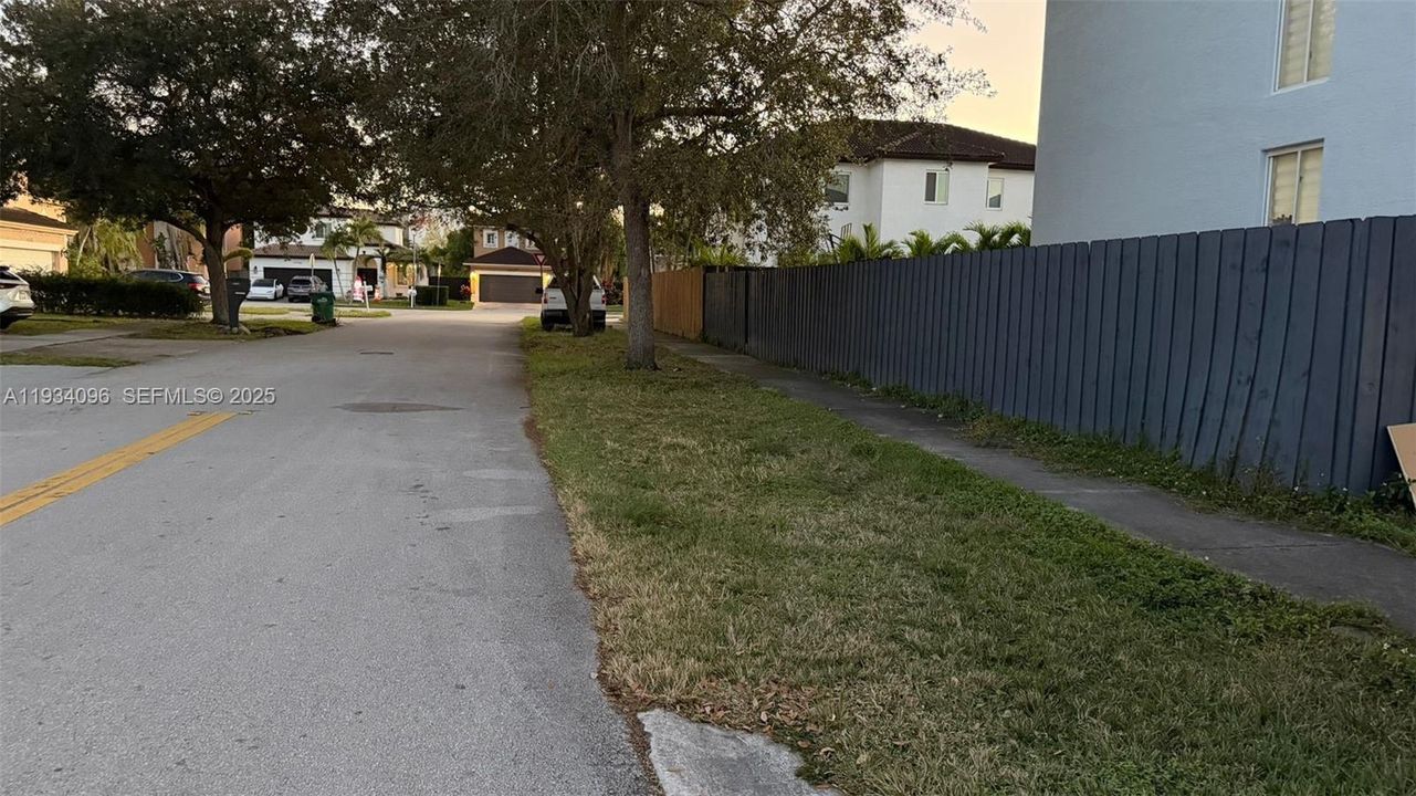 出租: $1,500 (0 贝兹, 1 浴室, 2582 平方英尺)