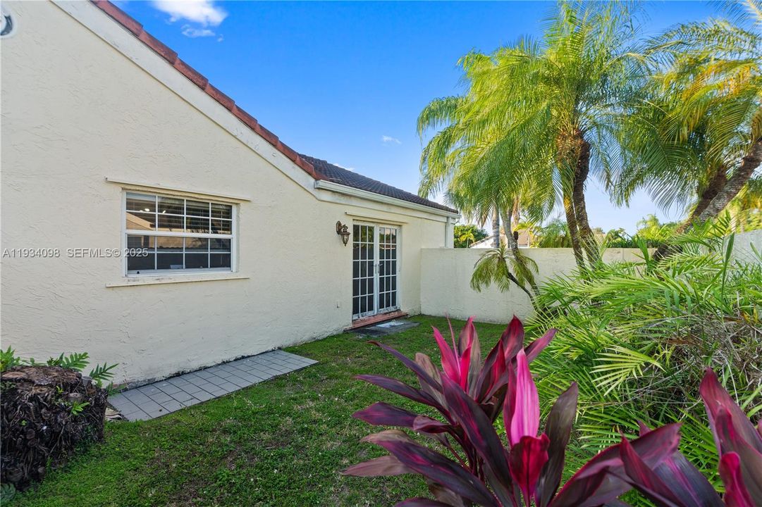 For Sale: $850,000 (3 beds, 2 baths, 1848 Square Feet)