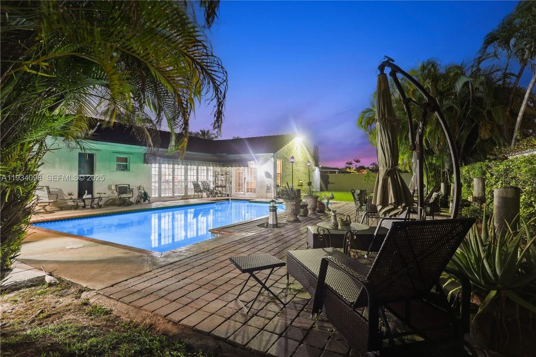 For Sale: $850,000 (3 beds, 2 baths, 1848 Square Feet)