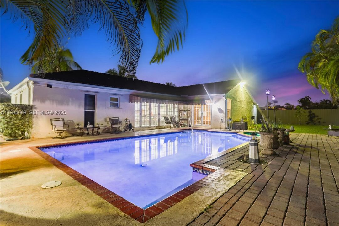 For Sale: $850,000 (3 beds, 2 baths, 1848 Square Feet)